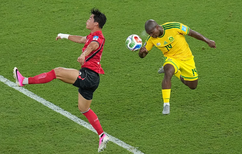 South Korea and South Africa players battle for the ball during FIFA World Cup 2026 Group A match