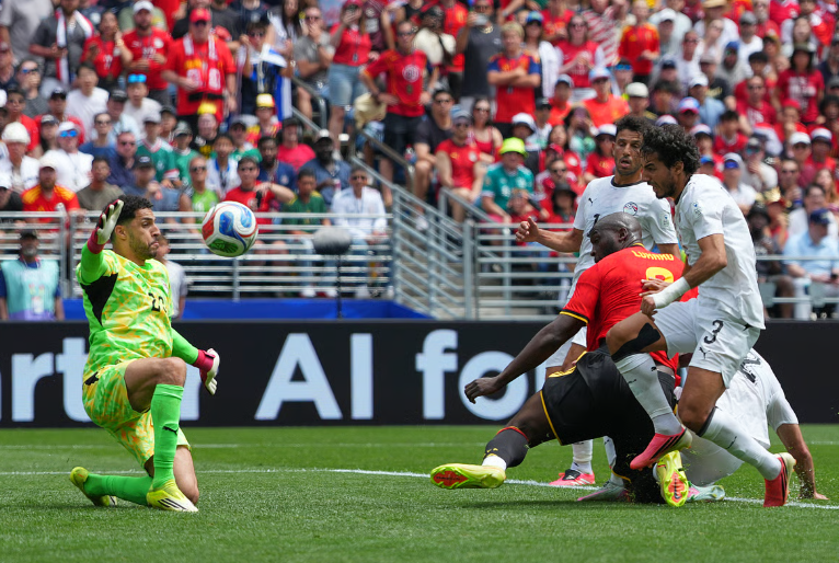 Romelu Lukaku pressures Egypt defense before Belgium's equalizer against Egypt