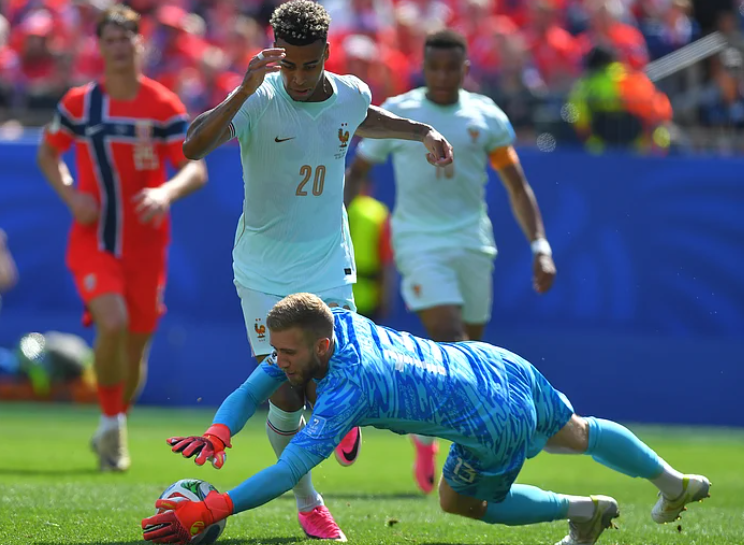 Norway goalkeeper Egil Selvik makes save against France Desire Doue in FIFA World Cup 2026