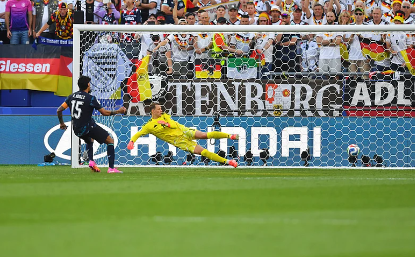 Gustavo Gómez scores penalty past Manuel Neuer during Germany vs Paraguay FIFA World Cup 2026 penalty shootout