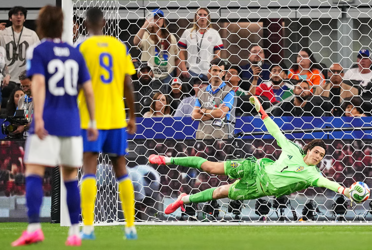 Jacob Widell Zetterstrom makes save during Japan vs Sweden FIFA World Cup 2026 match