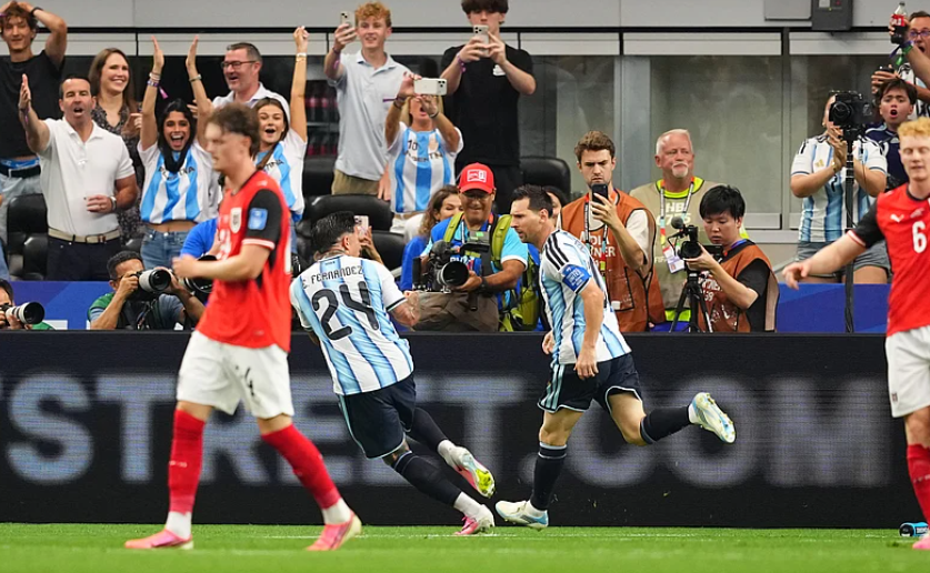 Lionel Messi carries the ball for Argentina against Austria in FIFA World Cup 2026 Group J match