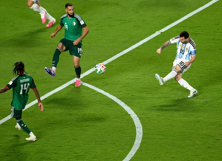 Lionel Messi shoots against Algeria during FIFA World Cup 2026 Group J match