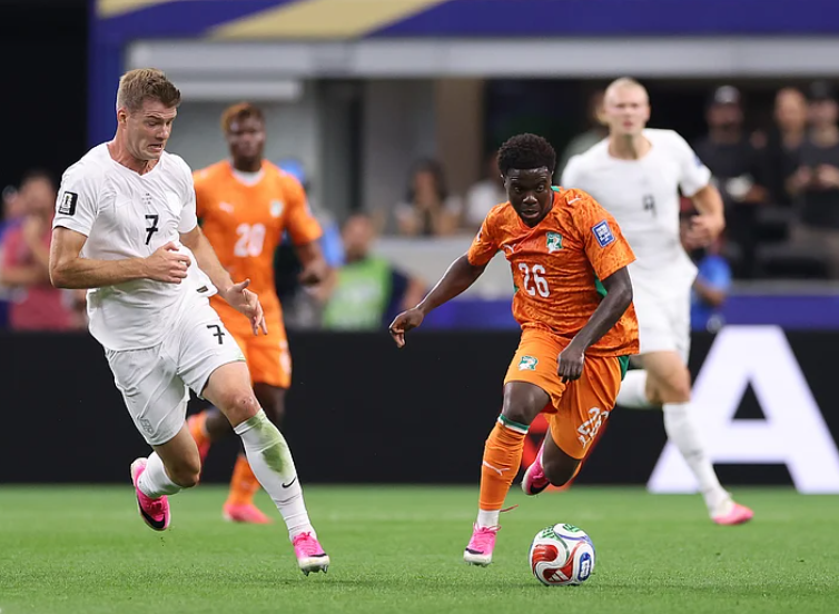 Alexander Sorloth and Christ Inao Oulai battle for the ball during Ivory Coast vs Norway FIFA World Cup 2026 Round of 32