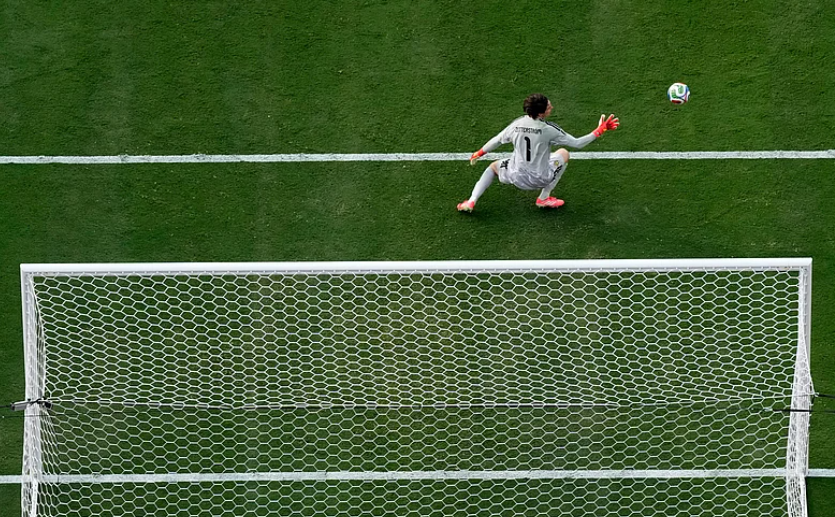 Sweden goalkeeper Jacob Widell Zetterstrom cannot stop a France goal during FIFA World Cup 2026 Round of 32