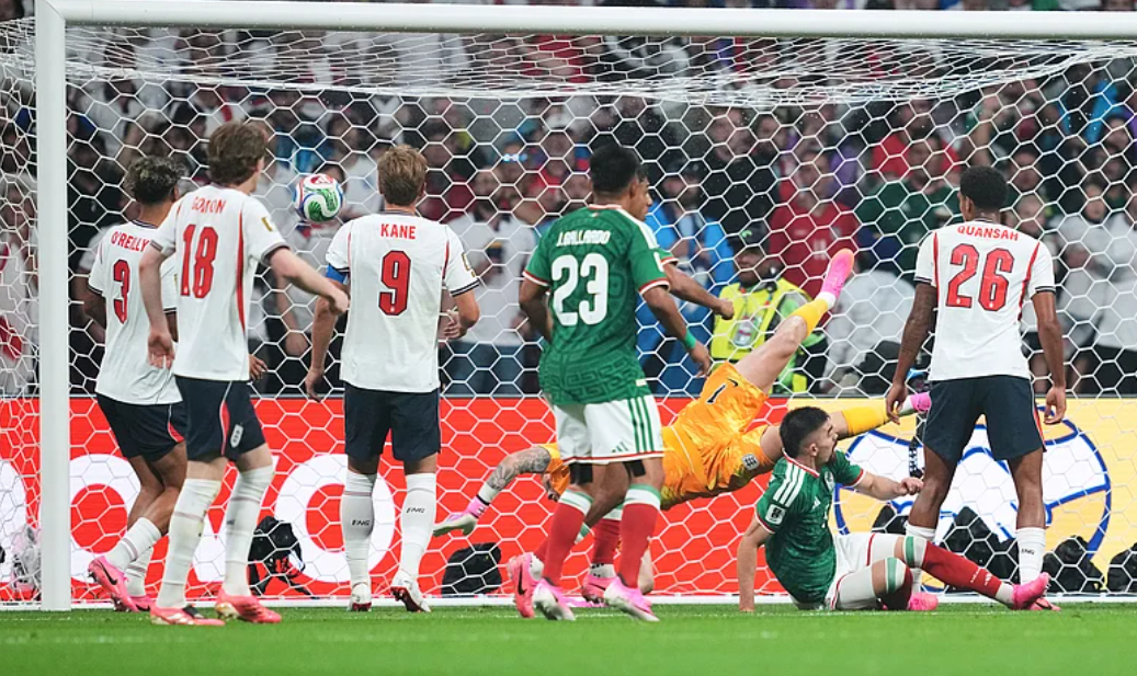 Julián Quiñones scores Mexico