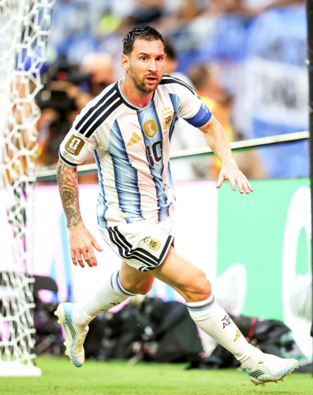 Lionel Messi receiving the 2026 FIFA World Cup Silver Ball award